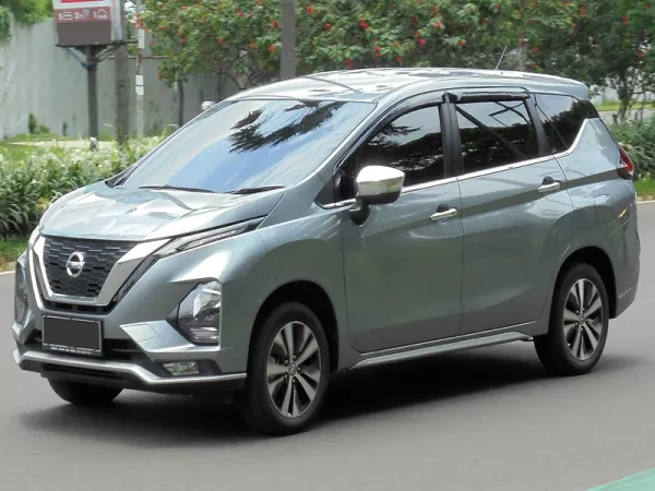 Dịch vụ thay Kính chắn gió xe Nissan Livina tận nơi